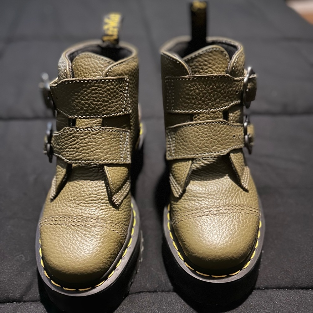 Doc Martens Devon Flower Buckle